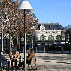 Vue sur la gare des Brotteaux depuis la place Général-Brosset
